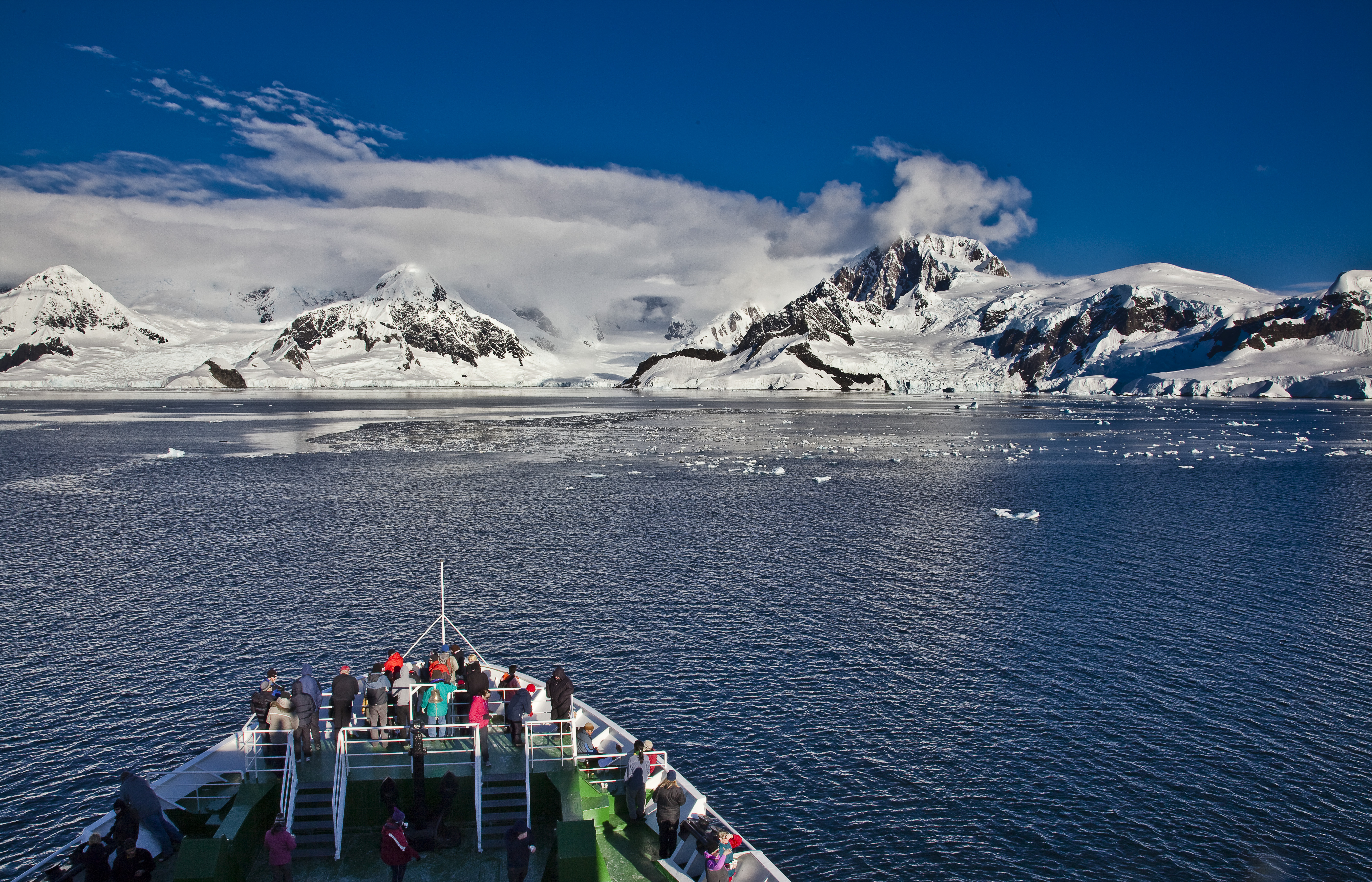 Antarctica+Expedition+Bow+Landscape.jpg
